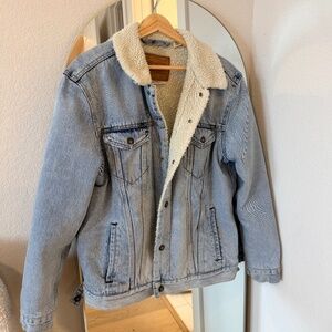 Levi’s Sherpa Lined Denim Trucker Jacket | Light Wash | Size L